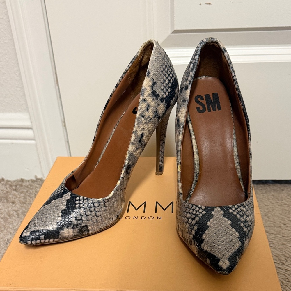 Women's Snake Print Pointed Toe Pumps - Neutral